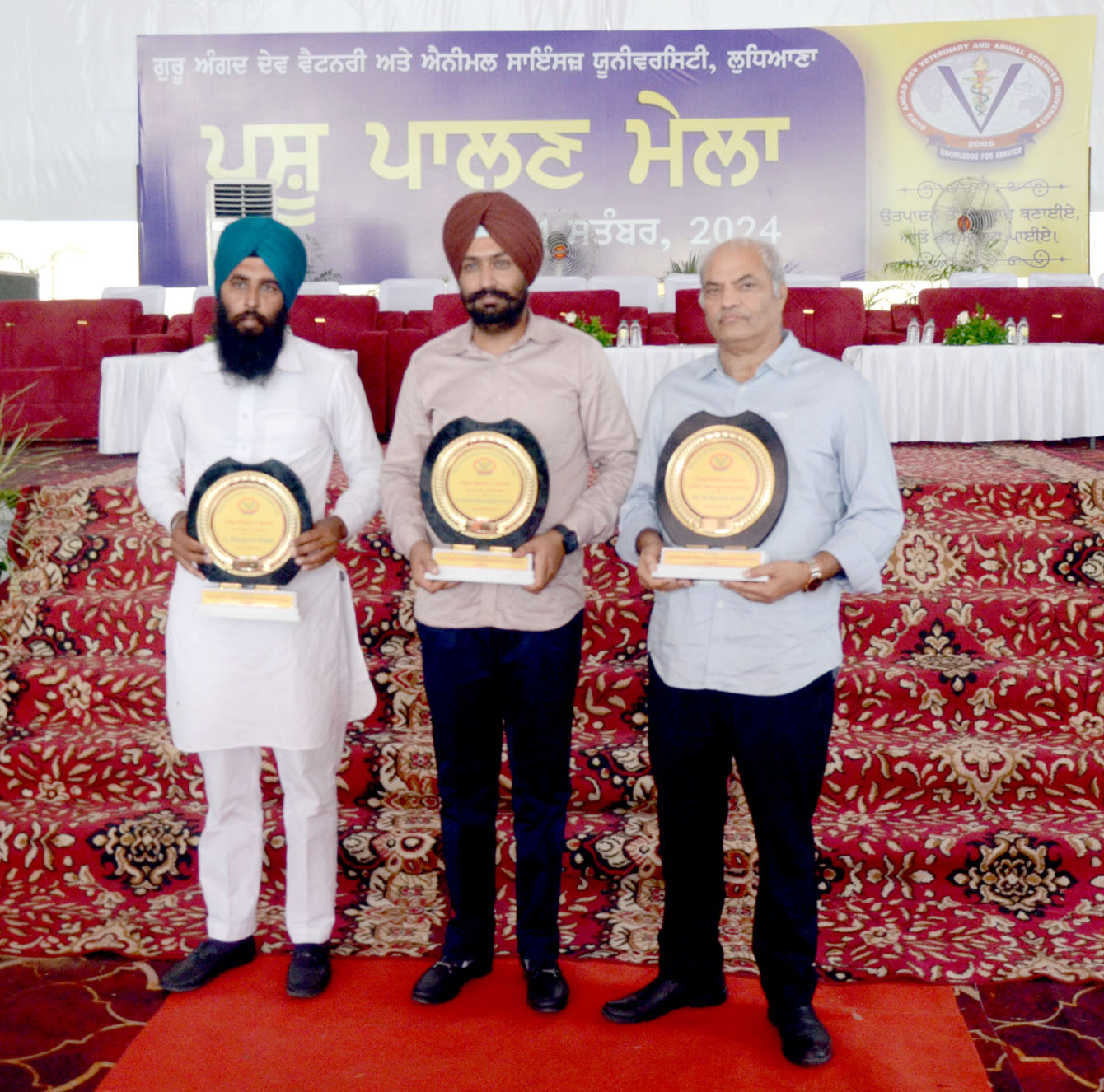 वेटरनरी विश्वविद्यालय द्वारा तीन प्रगतिशील किसानों को दिया गया मुख्यमंत्री पुरस्कार